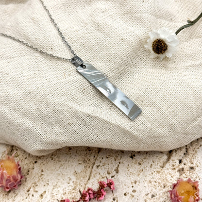 Augen Gravur Anhänger aus Edelstahl – personalisierter Schmuck von Cherelie