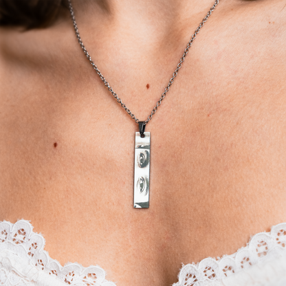 Augen Gravur Anhänger aus Edelstahl – personalisierter Schmuck von Cherelie