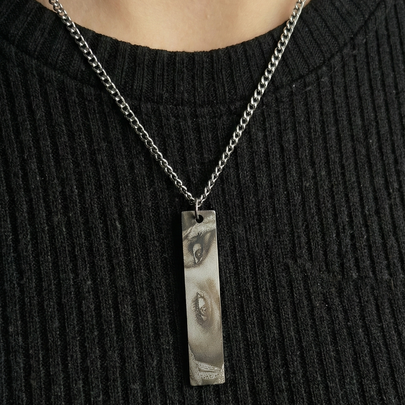 Augenblickkette um den Hals