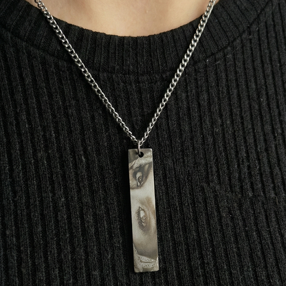 Augenblickkette um den Hals